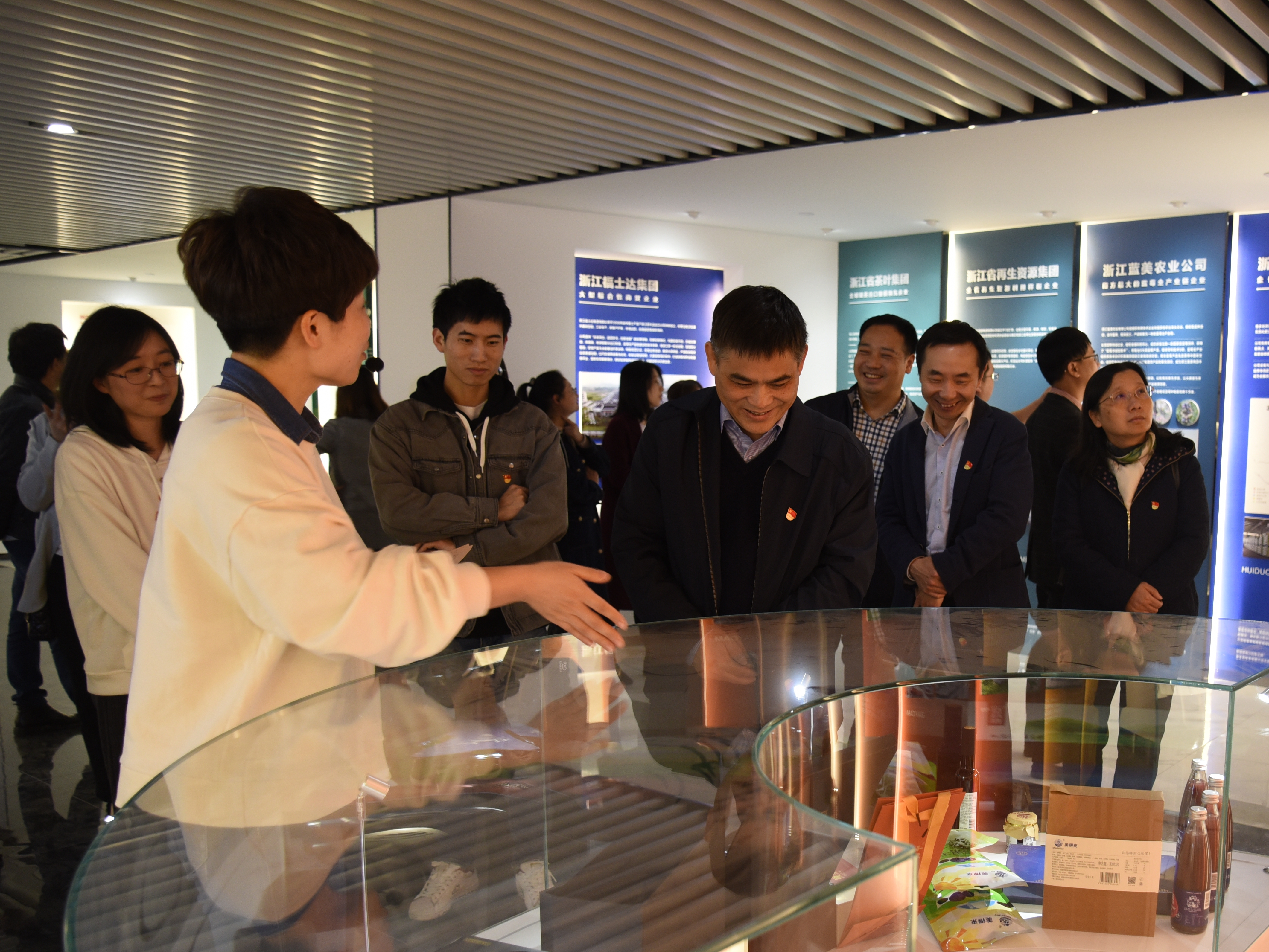 浙茶集團第一、二黨支部黨員參觀(guān)浙江供銷(xiāo)社陳列館