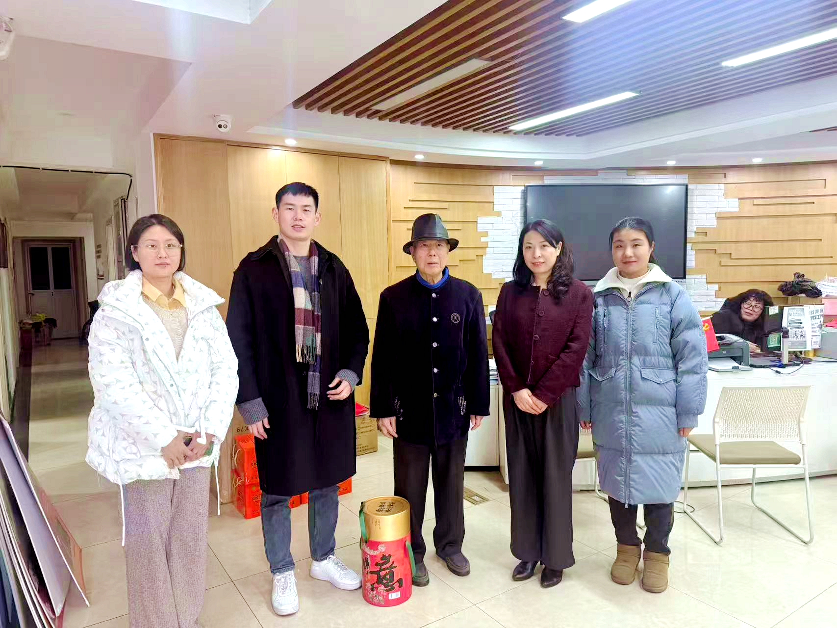 浙茶集團第一黨支部聯(lián)合所巷社區黨委開(kāi)展困難黨員關(guān)愛(ài)活動(dòng)