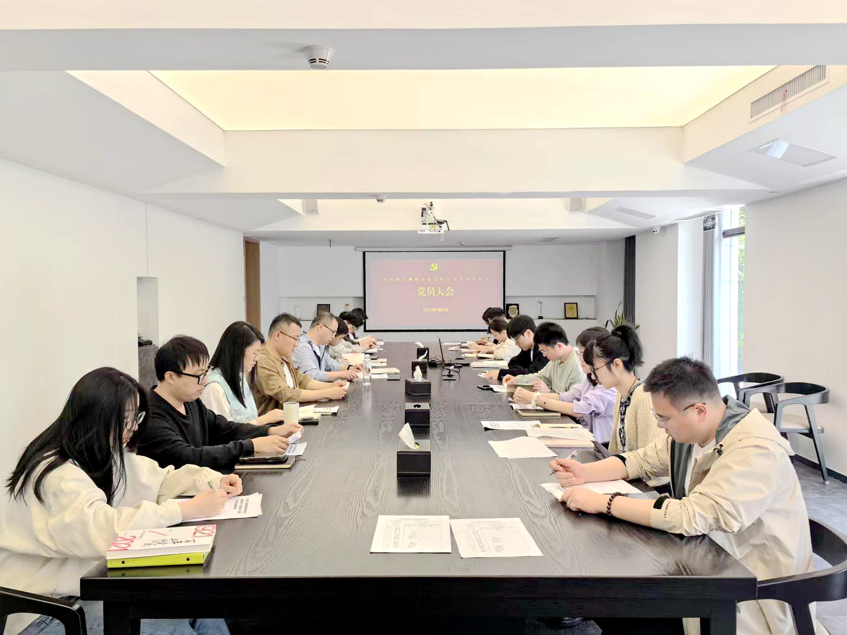 獅峰茶業(yè)黨支部開(kāi)展深入貫徹中央八項規定精神學(xué)習研討會(huì )